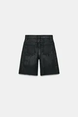 Bermuda de denim color bordó, de tiro medio y corte relaxed, con diseño de cinco bolsillos, trabillas para cinto y bajo desflecado.
