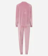 Pijama largo de dos piezas confeccionado en plush, compuesto por una blusa de manga larga con cuello redondo y un pantalón con cintura elástica y puños ajustados en los tobillos.