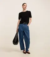 Blusa básica de punto color naranja, con cuello redondo y mangas cortas con barra contrastante.