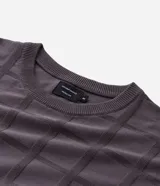 Suéter masculino de punto con textura cuadrillé, cuello redondo y mangas largas con puños acanalados.