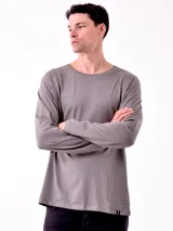 Remera blanca de manga larga, corte holgado y cuello redondo.