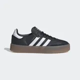 Championes Adidas Sambae negros con las tres tiras blancas y suela de goma marrón.