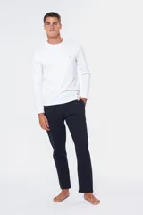 Pantalón deportivo de felpa, corte recto, con cintura elástica y bolsillos laterales.