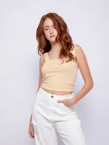 Top sin mangas con estampado de lunares, escote recto y tirantes anchos.