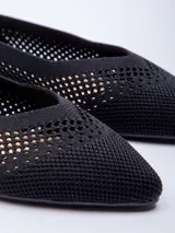 Balerina negra de tela tejida con puntera fina y diseño calado.