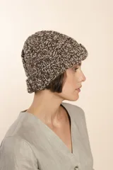 Gorro tejido a mano con diseño de ochos, color marrón y blanco jaspeado.