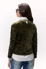 Blusa de terciopelo verde oscuro con estampado abstracto en dorado, cuello camisero blanco y frunces.