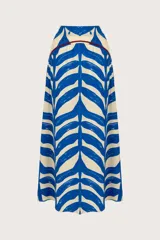Falda larga de corte amplio con estampado de hojas en azul y blanco. Presenta detalles de bordado en tono vino en las costuras y aberturas laterales que aportan movimiento.