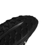 Championes de trail running Adidas Terrex Agravic Lt, color negro con las icónicas tres tiras en blanco. Diseño técnico con malla transpirable y refuerzos sintéticos, ideal para terrenos irregulares.