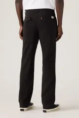 Pantalón chino de corte relajado, confeccionado en sarga de algodón resistente, con diseño de cinco bolsillos y cierre de cremallera con botón.