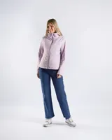 Campera entallada color lila, con capucha fija, cuello alto y cierre frontal completo. Presenta mangas largas y diseño de paneles curvos.