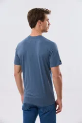 Remera lisa de manga corta y cuello redondo, color gris oscuro, de calce cómodo con pequeño logo bordado en el pecho.