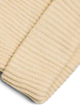 Gorro de lana tejido en punto acanalado de color beige claro, con diseño simple y vuelta.