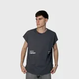 Musculosa de corte oversize color gris oscuro, con cuello redondo y estampa gráfica blanca en el frente.