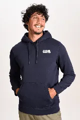 Hoodie azul marino de felpa, con capucha ajustable por cordones, bolsillo estilo canguro en la parte frontal y pequeño estampado con texto blanco en el pecho.