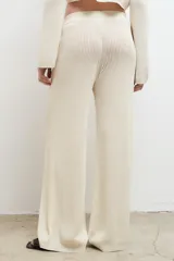 Pantalón negro de punto con bolsillos laterales y corte palazzo.