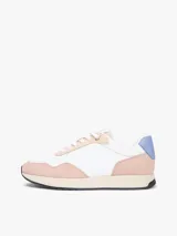 Zapatillas estilo runner Tommy Hilfiger confeccionadas en materiales mixtos de cuero y textil. Presentan una combinación de colores blanco, detalles en rosado y celeste en la parte trasera, con suela tonal y cordones frontales.