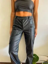 Pantalón cargo de cuero sintético negro con estampado croco, corte recto y bolsillos laterales.