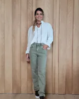 Pantalón de jean de corte recto y tiro medio, en color gris oscuro con efecto lavado. Presenta cierre frontal con botón y bolsillos laterales y traseros.