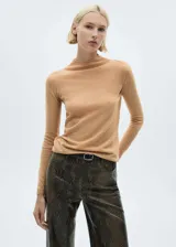 Jersey de punto fino con cuello perkins y manga larga, de diseño entallado.