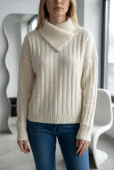 Sweater de punto gris con textura acanalada, cuello alto con solapa cruzada y detalle de botón metálico.