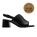 Sandalia de cuero negro Marco Donatti modelo Maru, de tacón ancho, punta cuadrada y tira ajustable en el talón.