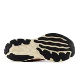 Championes de running New Balance Fresh Foam 680v7 para mujer, color violeta con detalles en amarillo y negro.