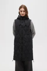 Chaleco largo acolchado color marrón, con diseño de rombos, cierre frontal completo y capucha ajustable con cordones.