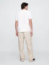 Pantalón cargo de corte holgado, confeccionado en popelina color beige, con cintura elástica ajustable mediante cordón y bolsillos laterales tipo cargo.