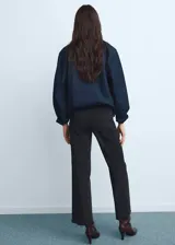 Pantalón jeans de tiro alto con diseño culotte y bajo deshilachado. Cuenta con cierre frontal de cremallera y botón, trabillas para cinturón y bolsillos traseros.
