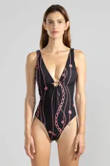 Traje de baño enterizo negro con estampado de cadenas y flores rosadas, escote en V con detalle de argolla dorada y espalda cruzada.
