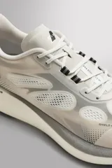 Zapatilla de running para asfalto con parte superior de tejido de punto transpirable y refuerzos Shield Protect Max en puntera y talón. Cuenta con suela de TPU con tecnología Bright Foam para absorción de impacto, estabilidad y rebote, ajuste por cordones y tirador posterior.