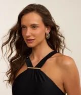 Malla enteriza marrón con cuello halter cruzado y detalle metalizado dorado en el frente.