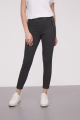 Calza larga de vestir con estampado a cuadros en tonos grises y calce alto.