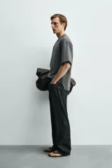 Sudadera de corte relajado confeccionada en tejido técnico interlock con mezcla de algodón, cuello redondo y manga corta.