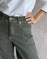 Pantalón de jean estilo wide leg con costuras verticales frontales, tiro alto y bolsillos laterales.