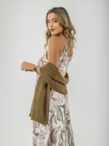 Chal color dorado con destellos brillantes, de tejido liviano y diseño atemporal.