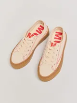 Championes de lona color negro con plataforma de goma color suela. Presentan cordones negros y costuras decorativas en contraste.