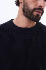 Buzo de tejido de punto con cuello redondo, de corte clásico y manga larga, con puños y ruedo acanalados.