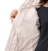 Campera impermeable Columbia modelo Hikebound II, color beige claro, con cuello alto, cierre frontal oculto y puños ajustables con velcro. Presenta el logo de la marca bordado en el pecho y tecnología Omni-Tech en la manga.