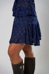 Minifalda azul marino de encaje con volados y cintura alta.