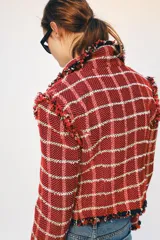 Blazer de Zara Woman Collection confeccionado en tejido de mezcla de algodón con textura. Presenta cuello solapa, manga larga, acabados desflecados y cierre frontal con ganchos metálicos. Incluye forro interior.