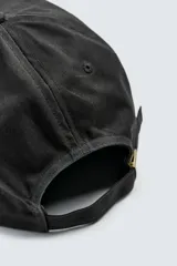 Gorra de algodón negra con visera plana de color marrón oscuro. Presenta bordado frontal en hilo dorado con el texto "CHATTANOOGA BEAT THE LANGUAGE OF JAZZ SINCE 1920".