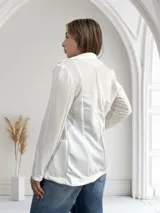 Blazer blanco de crepe con solapas y bolsillos delanteros.
