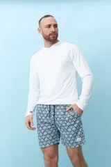 Bermuda de baño con estampado geométrico en tonos azul marino y blanco.