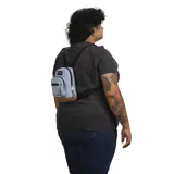 Mochila Jansport Right Pack Mini color celeste con base marrón, logo de la marca en el frente, asa de mano negra y un bolsillo frontal con cierre.