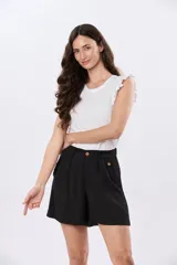 Short de viscolino color beige, con media cintura elastizada, bolsillos amplios y detalle de volado en los laterales.