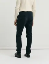 Pantalon de pana de corte clasico, color verde oliva, con bolsillos delanteros inclinados y bolsillos traseros de ribete.