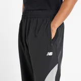 Pantalón de jogging negro con cintura elástica, cordón interior, bolsillos laterales con cremallera, bolsillo trasero e inserciones grises en contraste.