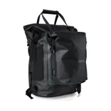 Bolso de mano impermeable negro con cierre enrollable y hebillas de ajuste. Presenta el logo de la marca Roark en el frente.